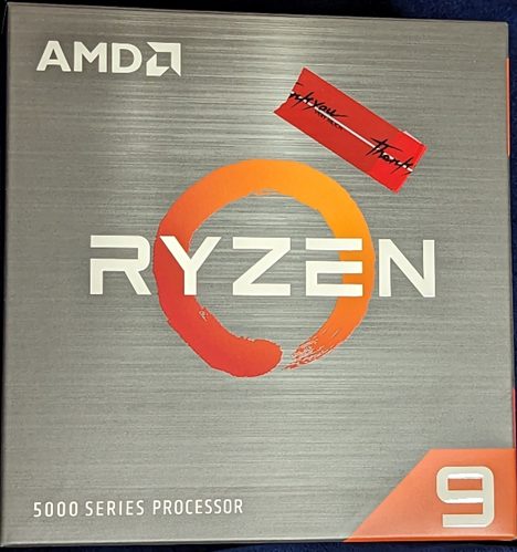 自作PC 主要パーツその1、CPU。写真は Ryzen 9 5900X。AMD社製。
